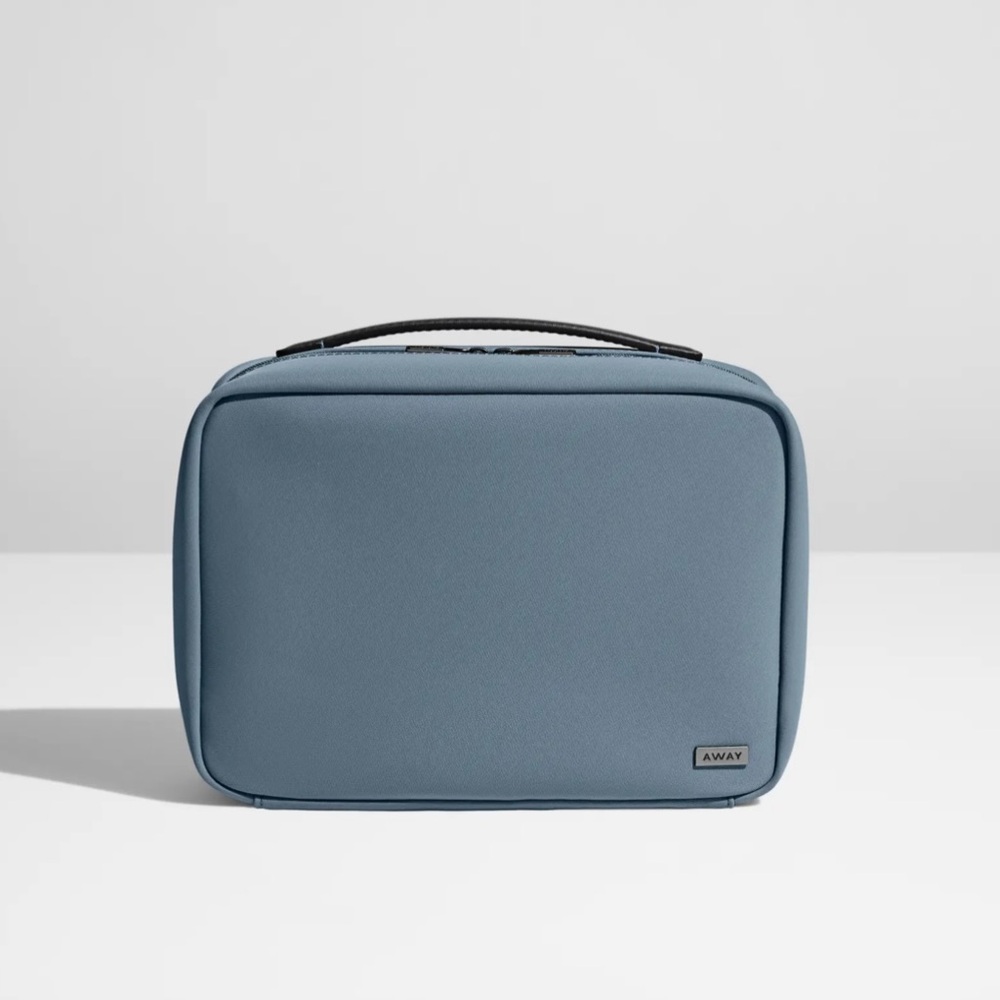 Away The Hanging Toiletry Bag coastal blue BRAND NEW